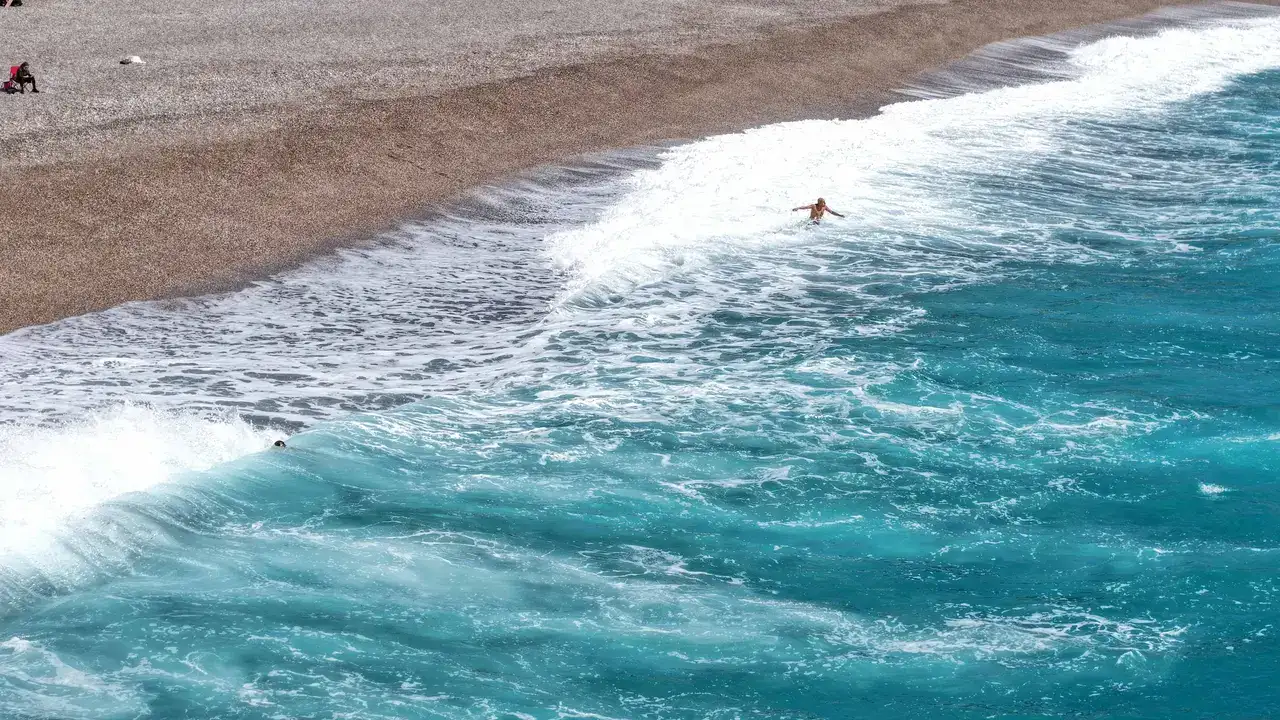 Antalya'da Sağanak ve Fırtına Arası Deniz Keyfi 7